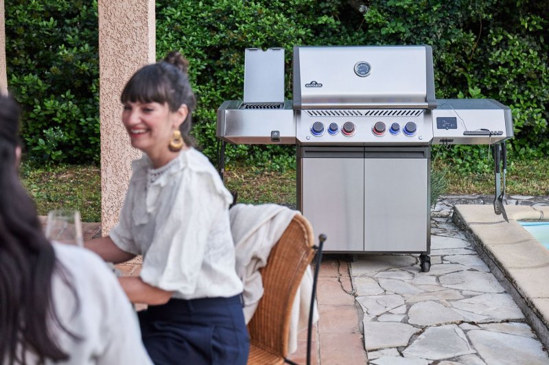 Napoleon Prestige 500 Connected Edelstahl Gasgrill - mit SIZZLE ZONE und Heckbrenner - Modell 2025