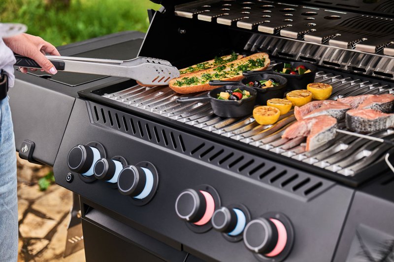 Napoleon Phantom Prestige 500 Connected Gasgrill - mit SIZZLE Zone und Heckbrenner - Edelstahl-Gussroste, Mattschwarz - Modell 2025