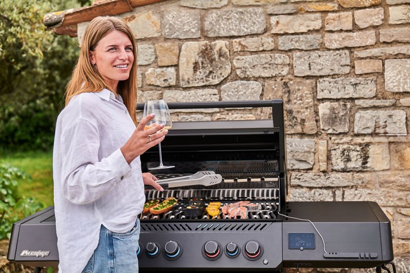 Napoleon Phantom Prestige 500 Connected Gasgrill - mit SIZZLE Zone und Heckbrenner - Edelstahl-Gussroste, Mattschwarz - Modell 2025