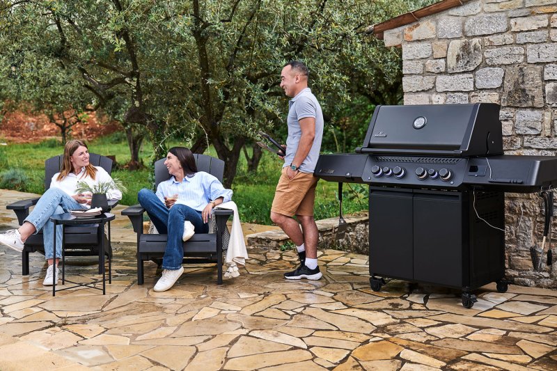 Napoleon Phantom Prestige 500 Connected Gasgrill - mit SIZZLE Zone und Heckbrenner - Edelstahl-Gussroste, Mattschwarz - Modell 2025