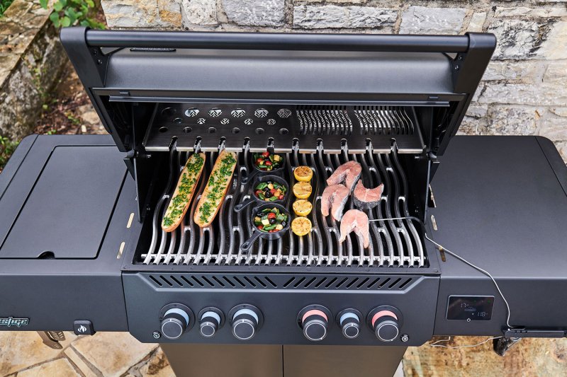 Napoleon Phantom Prestige 500 Connected Gasgrill - mit SIZZLE Zone und Heckbrenner - Edelstahl-Gussroste, Mattschwarz - Modell 2025
