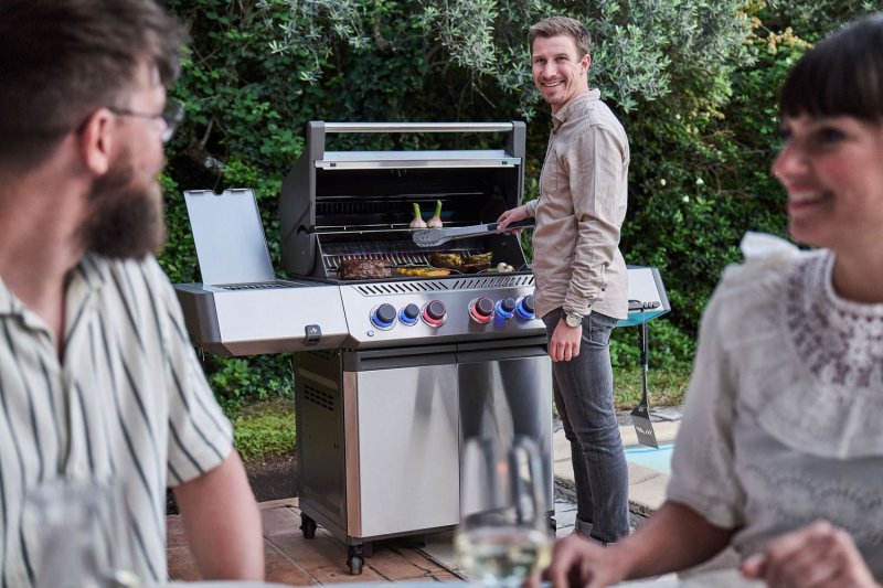Napoleon Prestige 500 Edelstahl Gasgrill - mit SIZZLE ZONE und Heckbrenner - Modell 2025