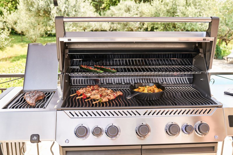 Napoleon Prestige 665 Connected Edelstahl Gasgrill - mit SIZZLE ZONE und Heckbrenner - Modell 2025