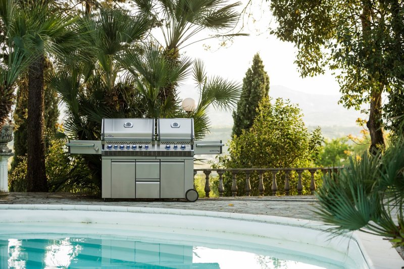Napoleon Prestige Pro 825 Edelstahl Gasgrill inkl. Drehspieß und Bodenbeleuchtung - Modell 2025