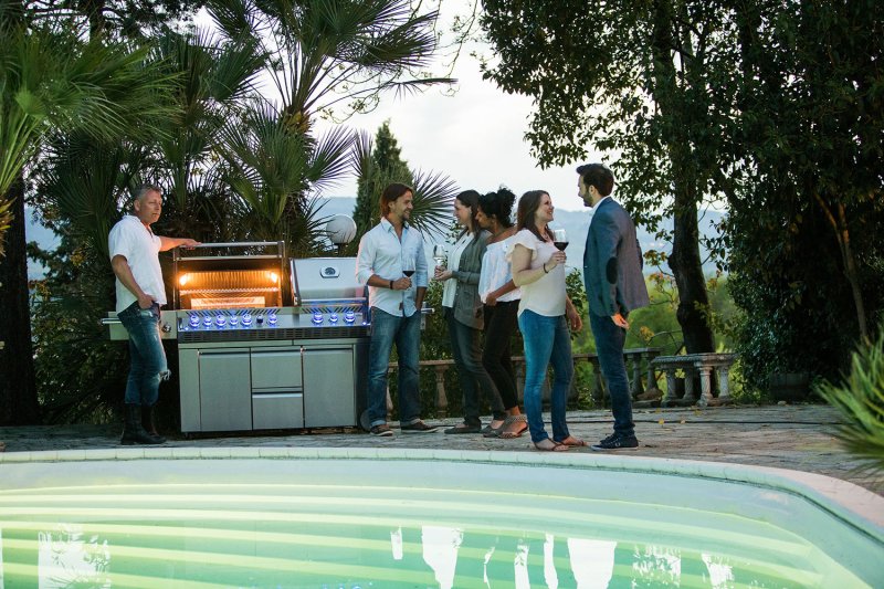 Napoleon Prestige Pro 825 Edelstahl Gasgrill inkl. Drehspieß und Bodenbeleuchtung - Modell 2025