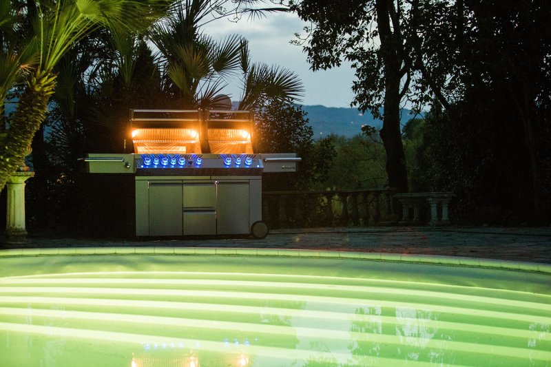 Napoleon Prestige Pro 825 Edelstahl Gasgrill inkl. Drehspieß und Bodenbeleuchtung - Modell 2025