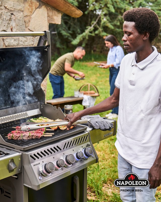 Napoleon Rogue PRO-S 425 Edelstahl Gasgrill - SIZZLE ZONE™ und Heckbrenner - mit Edelstahlrosten - Modell 2026