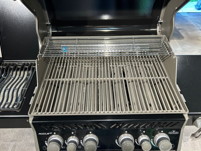 Napoleon Rogue SE 525 Gasgrill - all-black - Grillfürst Edition - X-DEAL inkl. zusätzlichen Edelstahl Gussrosten und Haube