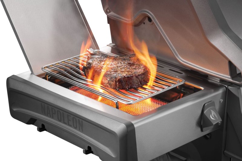 Napoleon Rogue PRO 425 Edelstahl Gasgrill - mit SIZZLE ZONE™ - mit Gusseisenrosten - X-DEAL inkl. Edelstahlplancha und Plancha Tool-Set 2-teilig