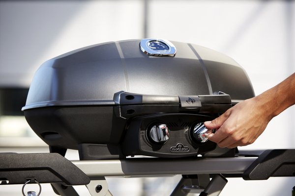 Napoleon TravelQ PRO285 Kompakt Gasgrill Schwarz mit klappbarem Wagen