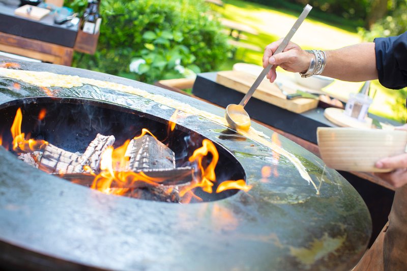 OFYR Grill Feuerplatte Classic Corten 100 - inkl. Grillrost mit Rosterhöhung, Leder Grillhandschuhe & Spatula Set