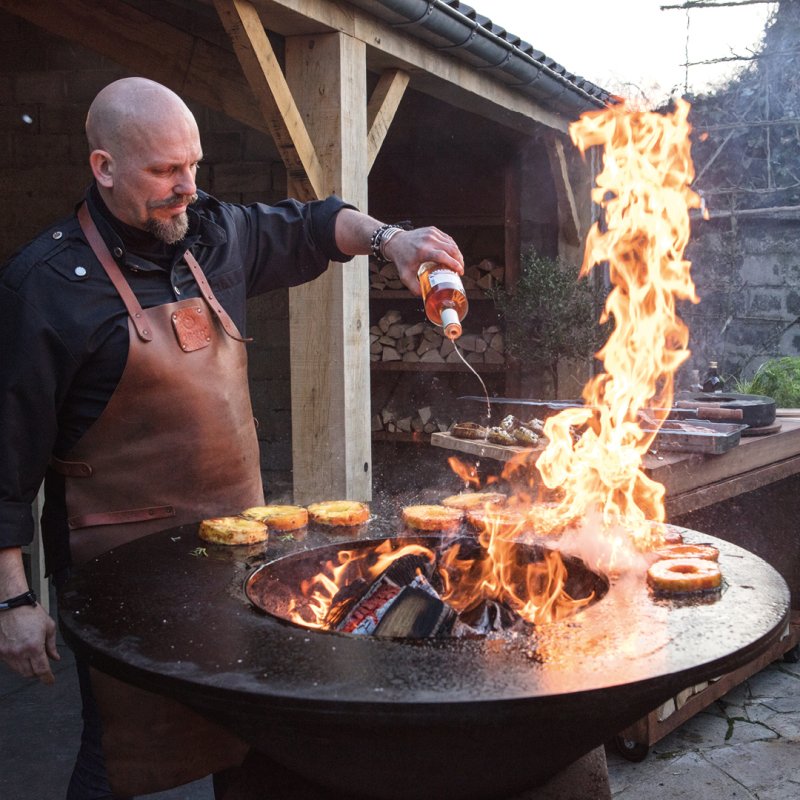 OFYR Grill Feuerplatte Classic Corten 100 - inkl. Grillrost mit Rosterhöhung, Leder Grillhandschuhe & Spatula Set