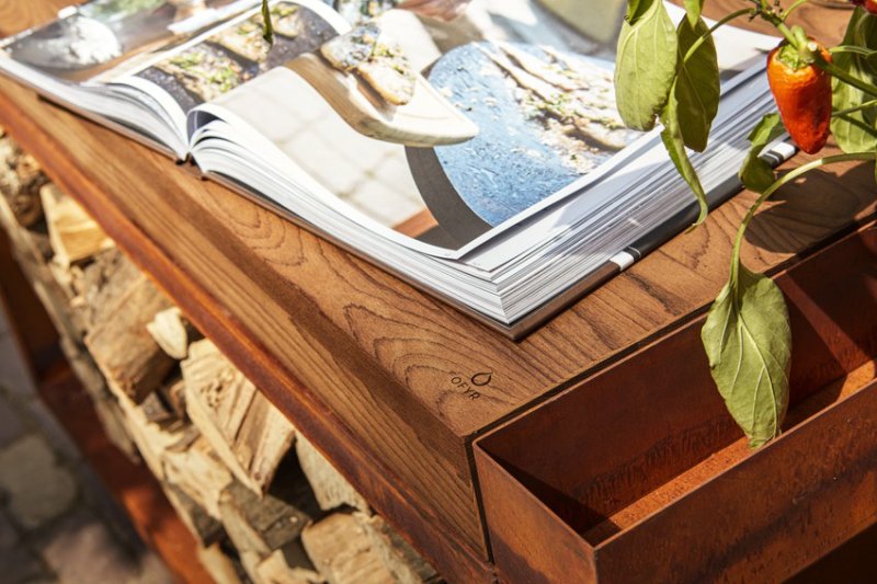 OFYR Grill Feuerplatte Island Corten 85 - mit Teakholz-Arbeitsplatte