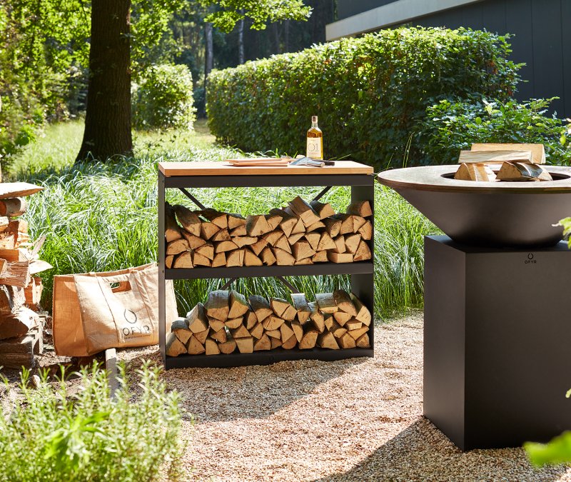 OFYR Wood Storage Black Dressoir - Holzlagerregal mit Teakholz-Arbeitsplatte