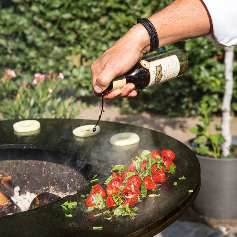 OFYR Grill Feuerplatte Classic Black 85 - inkl. Grillrost mit Rosterhöhung, Leder Grillhandschuhe & Spatula Set