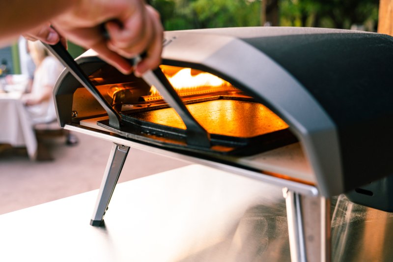 Ooni Grillpfanne aus Gusseisen, wendbar - mit abnehmbaren Griffen und Untersetzer