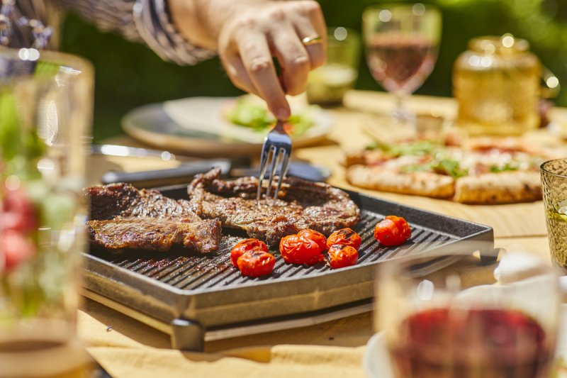 Ooni Grillpfanne aus Gusseisen, wendbar - mit abnehmbaren Griffen und Untersetzer