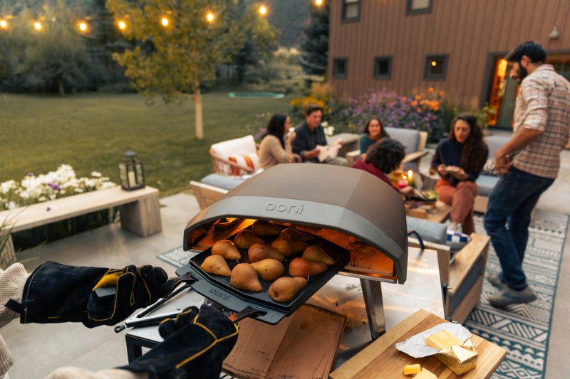 Ooni Grillpfanne aus Gusseisen, wendbar - mit abnehmbaren Griffen und Untersetzer