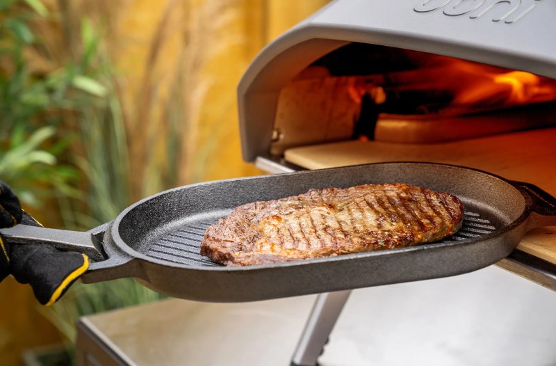 Ooni Grillpfanne aus Gusseisen - mit abnehmbarem Griff und Untersetzer