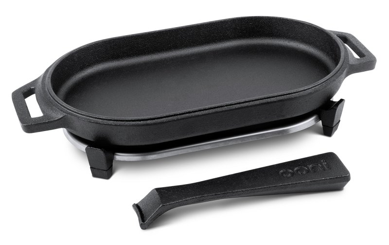 Ooni Gusspfanne oval mit abnehmbarem Griff und Untersetzer