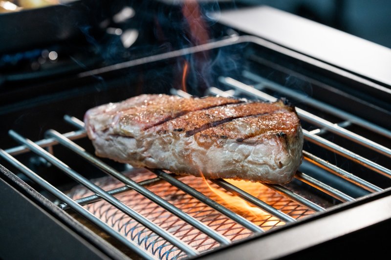 Outdoorchef Gas Kugelgrill Arosa 570 G Evo Black Style - inkl. Blazing-/Cooking Zone Kit Plus und Plancha