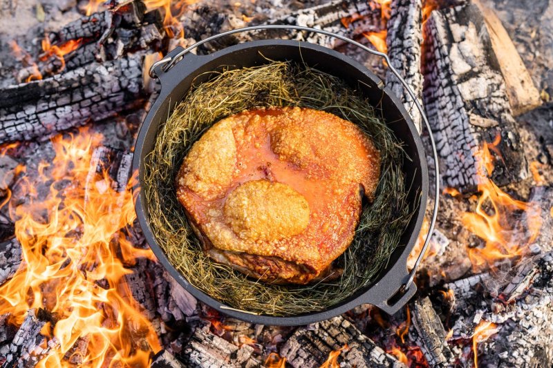 Outdoorchef Dutch Oven 06 - 5,7 Liter - inkl. Starterset mit Gusseisen-Pflege, Ringreiniger, Deckelheber und Bambus-Kochlöffel + Outdoorchef Grillhandschuh