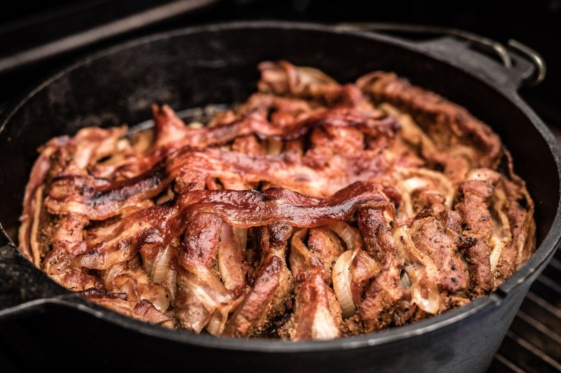 Outdoorchef Dutch Oven 06 - 5,7 Liter - inkl. Starterset mit Gusseisen-Pflege, Ringreiniger, Deckelheber und Bambus-Kochlöffel + Outdoorchef Grillhandschuh