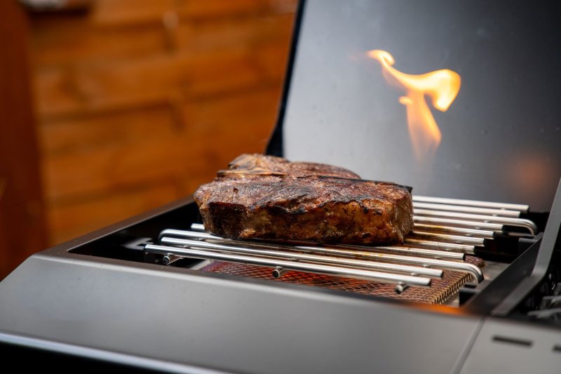 Outdoorchef Gasgrill - Grillstation HEAT C-335 mit Blazing Zone inkl. Caso IceChef Pro - Eiswürfelbereiter