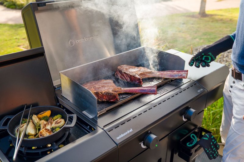 Outdoorchef Power Grillstation HEAT C-265 mit 2 x Blazing Zone und Seitenkocher - inkl. XL Gusseisen Plancha und Blazinglas®