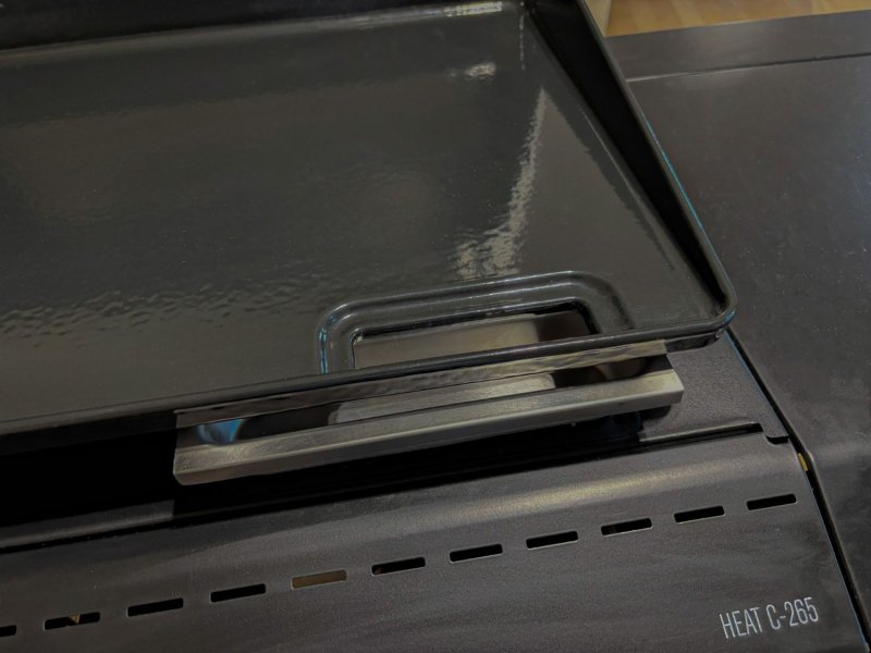 Outdoorchef Power Grillstation HEAT C-265 mit 2 x Blazing Zone und Seitenkocher - inkl. XL Gusseisen Plancha