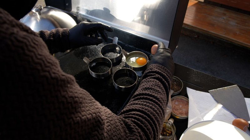 Outdoorchef Planchagrill HEAT C-265 - mit Doppel-Blazing-Zone, Cooking Zone und Gusseisen-Plancha + Easy Check Thermometer und Abdeckhaube