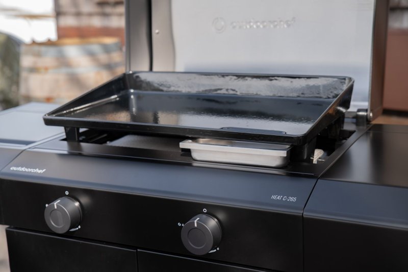 Outdoorchef Planchagrill HEAT C-265 - mit Doppel-Blazing-Zone, Cooking Zone und Gusseisen-Plancha