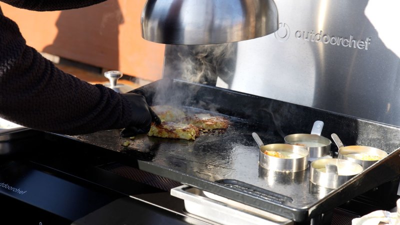 Outdoorchef Planchagrill HEAT C-265 - mit Doppel-Blazing-Zone, Cooking Zone und Gusseisen-Plancha