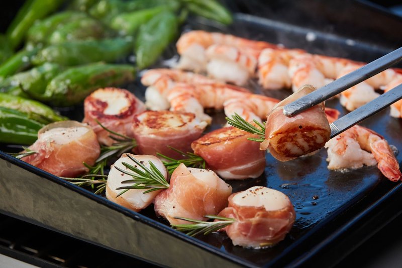 Outdoorchef Gas Kugelgrill Station DAVOS 570 G Pro BZ mit Blazing Zone und 11 kg Gasflaschen-Kit + Plancha