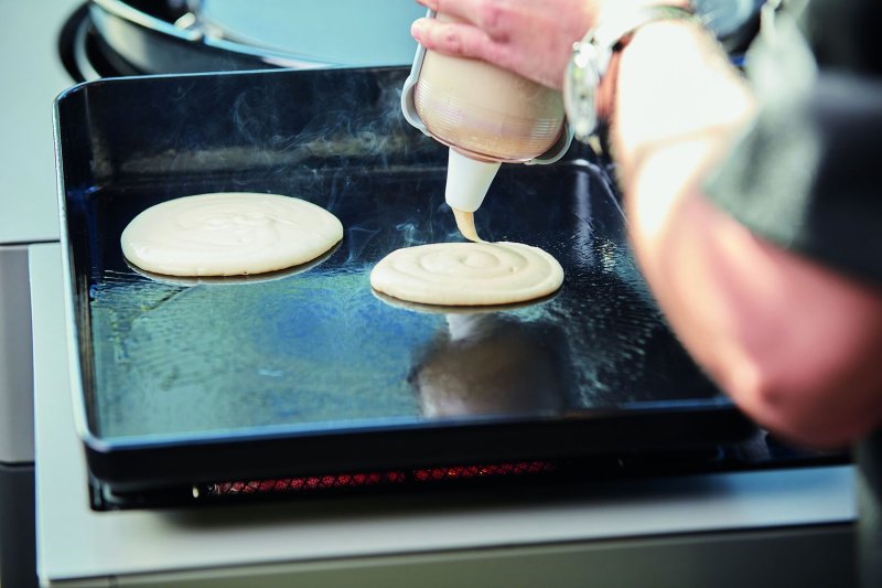 Outdoorchef Gas Kugelgrill Station DAVOS 570 G Pro BZ mit Blazing Zone und 11 kg Gasflaschen-Kit + Plancha