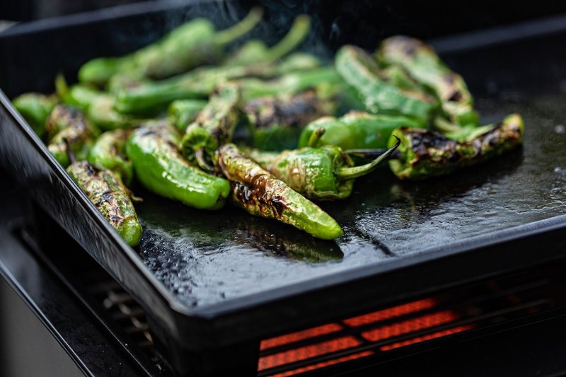 Outdoorchef Gas Kugelgrill Station DAVOS 570 G Pro BZ mit Blazing Zone und 11 kg Gasflaschen-Kit + Plancha