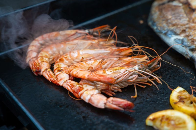 Outdoorchef Planchagrill HEAT C-265 - mit Doppel-Blazing-Zone, Cooking Zone und Gusseisen-Plancha