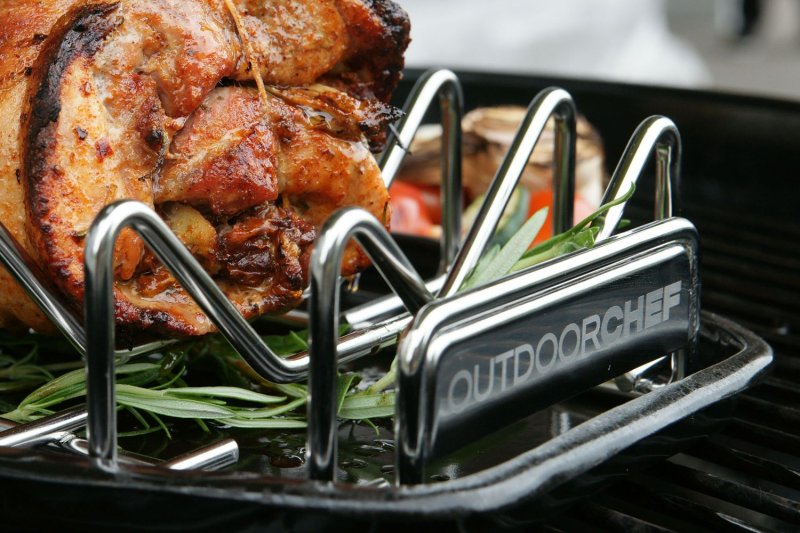 Outdoorchef Fleisch Deluxe Set: Universal-Rack und Rippchenhalter + Marinierpinsel