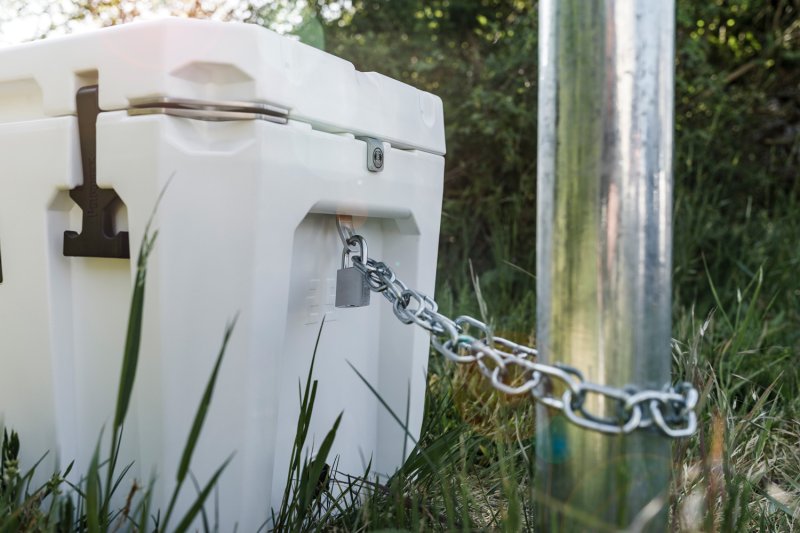 Petromax Schlosshalterung / Diebstahlsicherung mit Flaschenöffner für Kühlbox