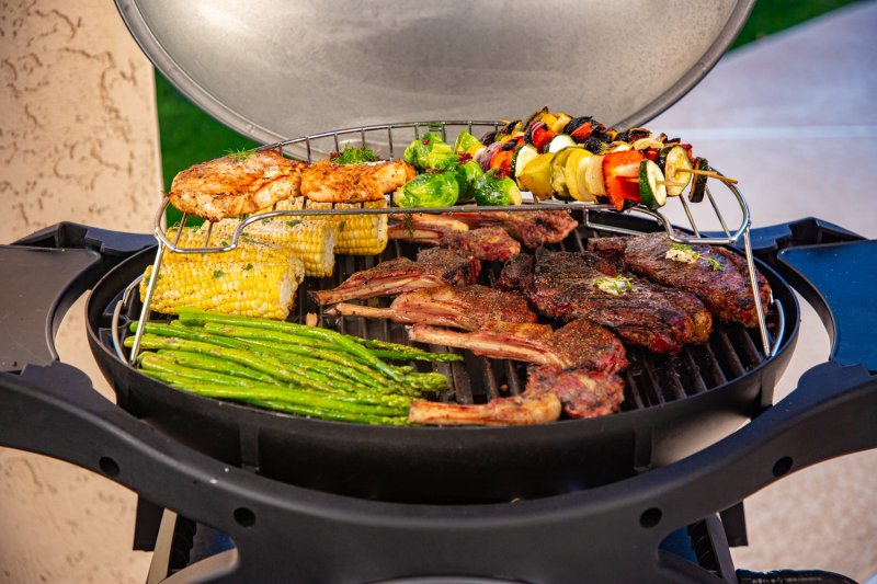 Pit Boss Gasgrill Sportsman 2 / Campinggrill - inkl. Unterwagen, Grillplatte, Warmhalterost, Pfannenuntersetzer und Abdeckhaube