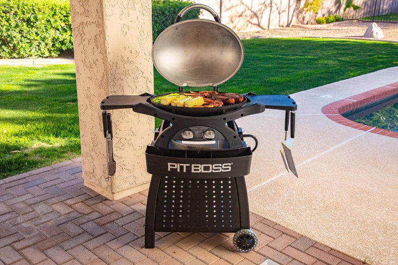 Pit Boss Gasgrill Sportsman 2 / Campinggrill - inkl. Unterwagen, Grillplatte, Warmhalterost, Pfannenuntersetzer und Abdeckhaube