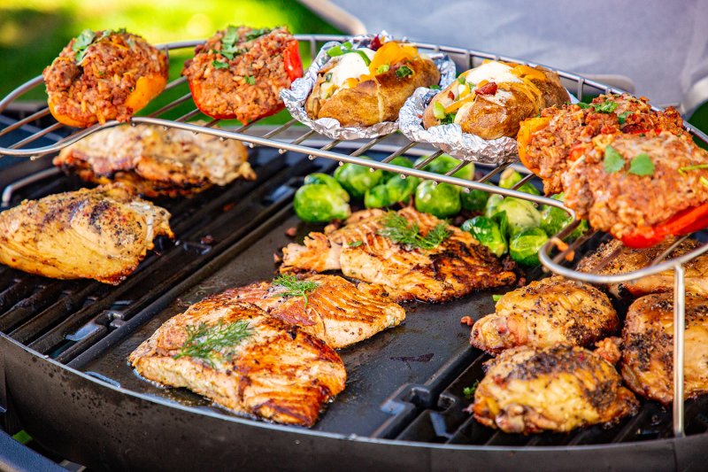 Pit Boss Gasgrill Sportsman 3 / Campinggrill 30 mbar - inkl. Unterwagen, Grillplatte, Warmhalterost, Pfannenuntersetzer und Abdeckhaube