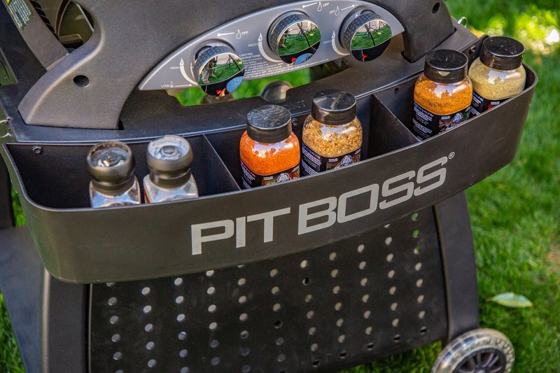 Pit Boss Gasgrill Sportsman 3 / Campinggrill 30 mbar - inkl. Unterwagen, Grillplatte, Warmhalterost, Pfannenuntersetzer und Abdeckhaube