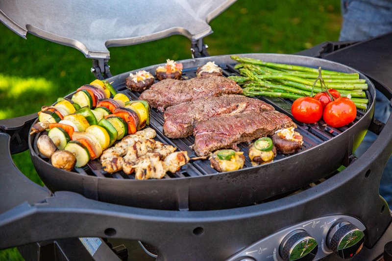 Pit Boss Gasgrill Sportsman 3 / Campinggrill 30 mbar - inkl. Unterwagen, Grillplatte, Warmhalterost, Pfannenuntersetzer und Abdeckhaube