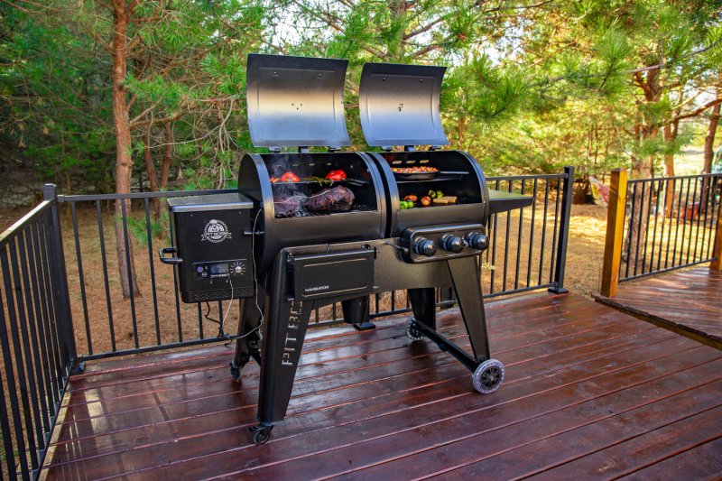 Pit Boss Pelletgrill Navigator 1230 - Kombinationsgrill mit Gasgrill - inkl. Wifi Control Board und Abdeckhaube