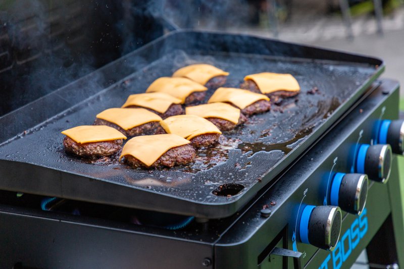 Pit Boss Plancha Grill Ultimate Plancha 4-Brenner - mit Untergestell