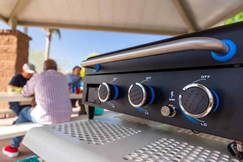 Pit Boss Plancha Grill Ultimate Plancha 3-Brenner mit Untergestell - inkl. Abdeckhaube