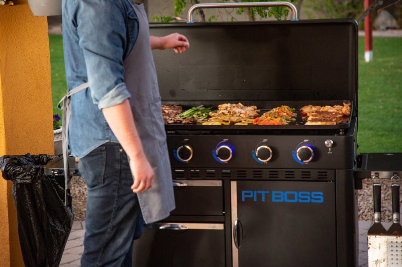 Pit Boss Plancha Grill Ultimate Plancha 5-Brenner Grillstation - inkl. 5-teilig Grillbesteck Set + Abdeckhaube