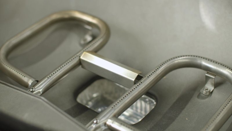 Pit Boss Gasgrill Sportsman 2 / Campinggrill - inkl. Unterwagen, Grillplatte, Warmhalterost, Pfannenuntersetzer und Abdeckhaube