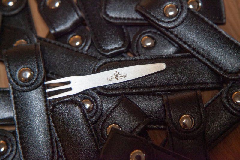 Grillfürst Promo-Pack: 100 Stück Deluxe Edelstahl Pommesgabel mit Etui 8,5 cm
